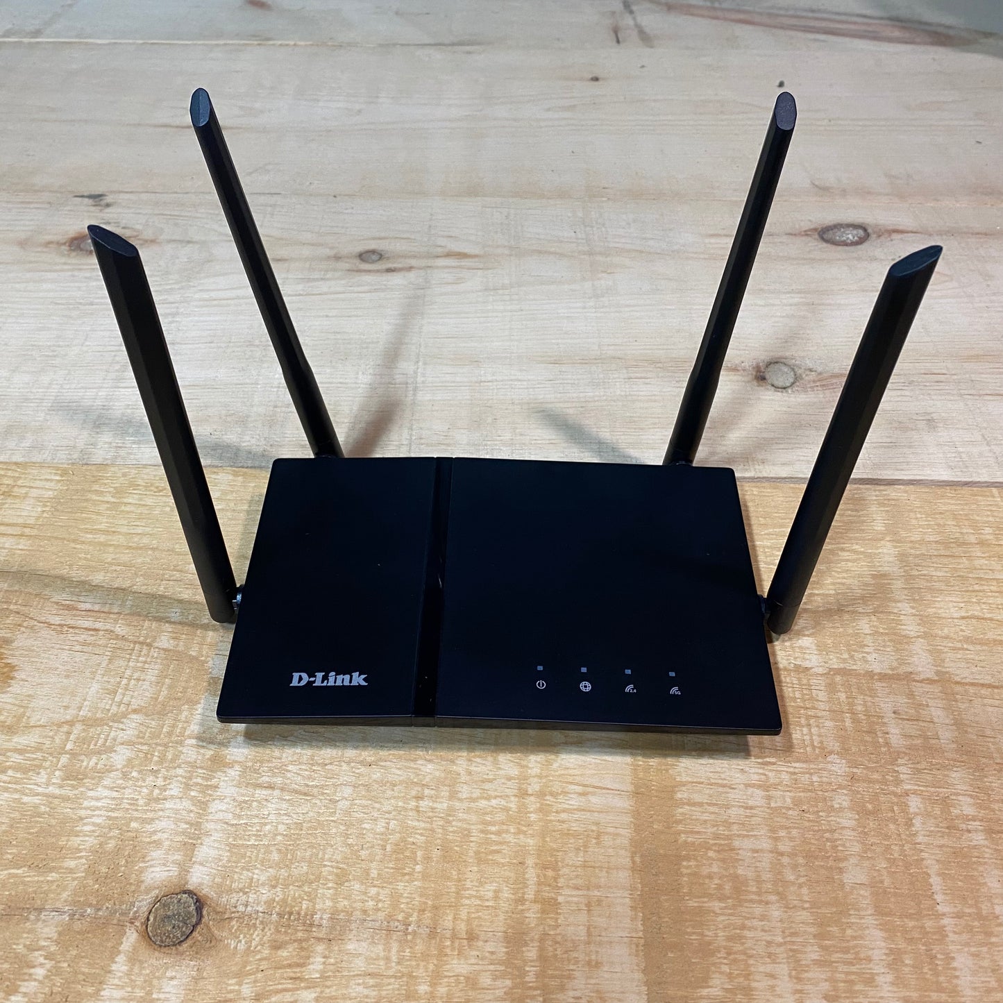 D-Link Wireless DIR-822 AC1200 Gigabit Router with High-Gain Antennas & Power Cable