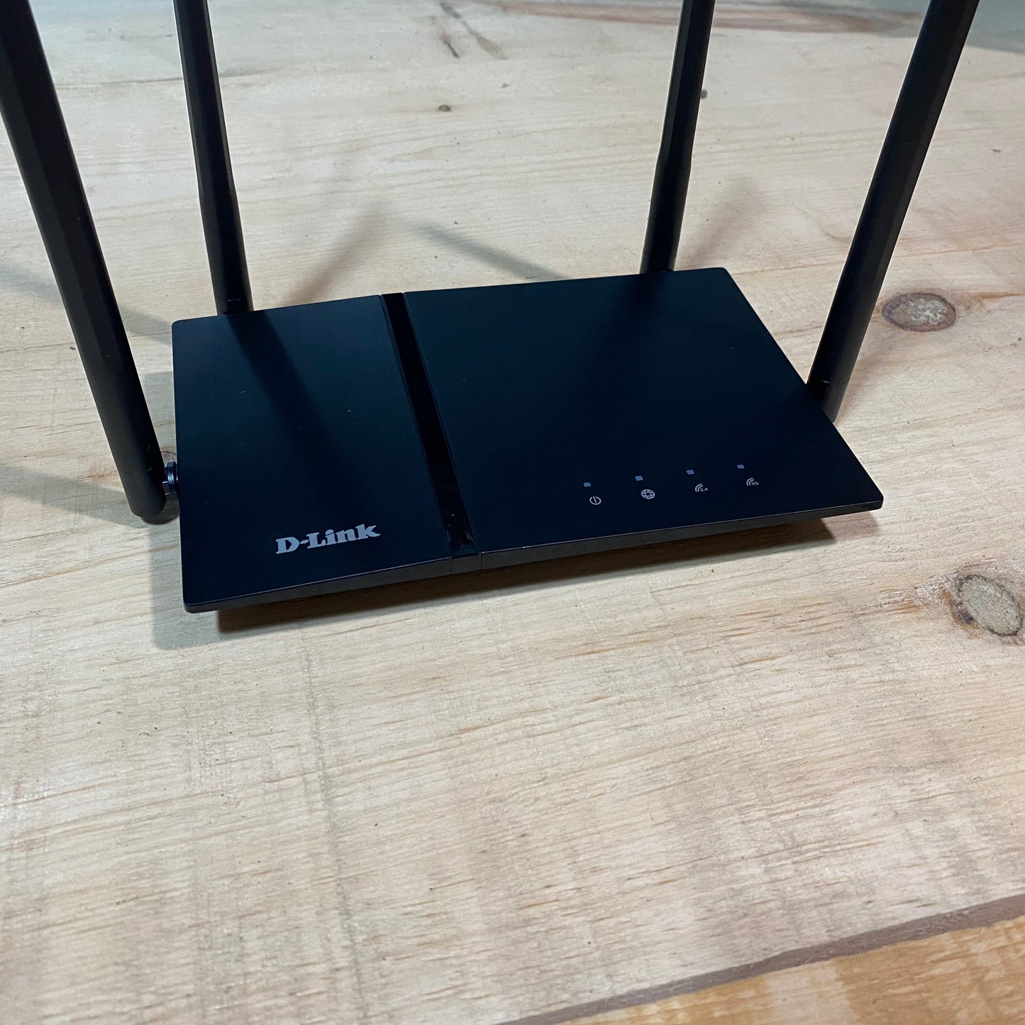 D-Link Wireless DIR-822 AC1200 Gigabit Router with High-Gain Antennas & Power Cable