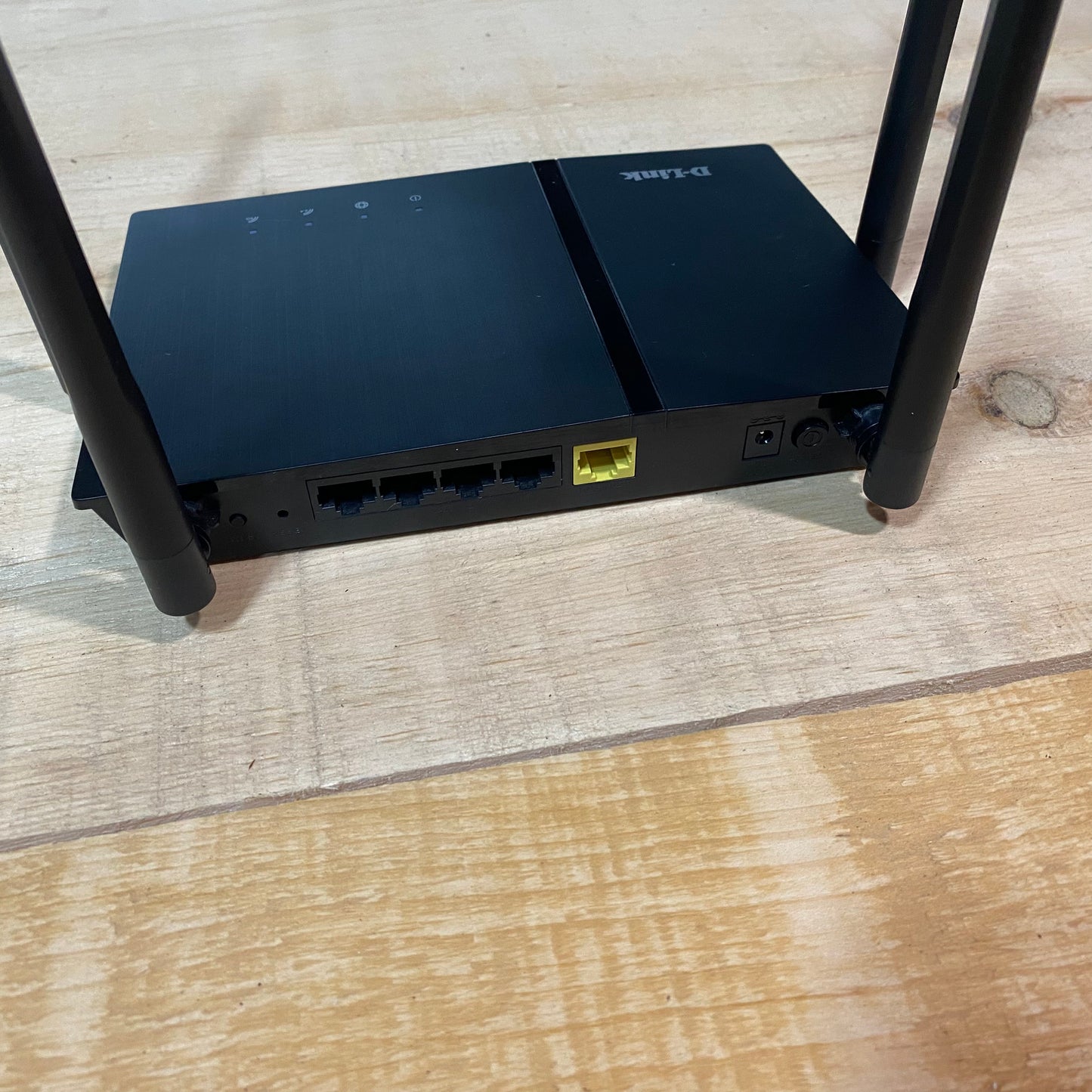 D-Link Wireless DIR-822 AC1200 Gigabit Router with High-Gain Antennas & Power Cable