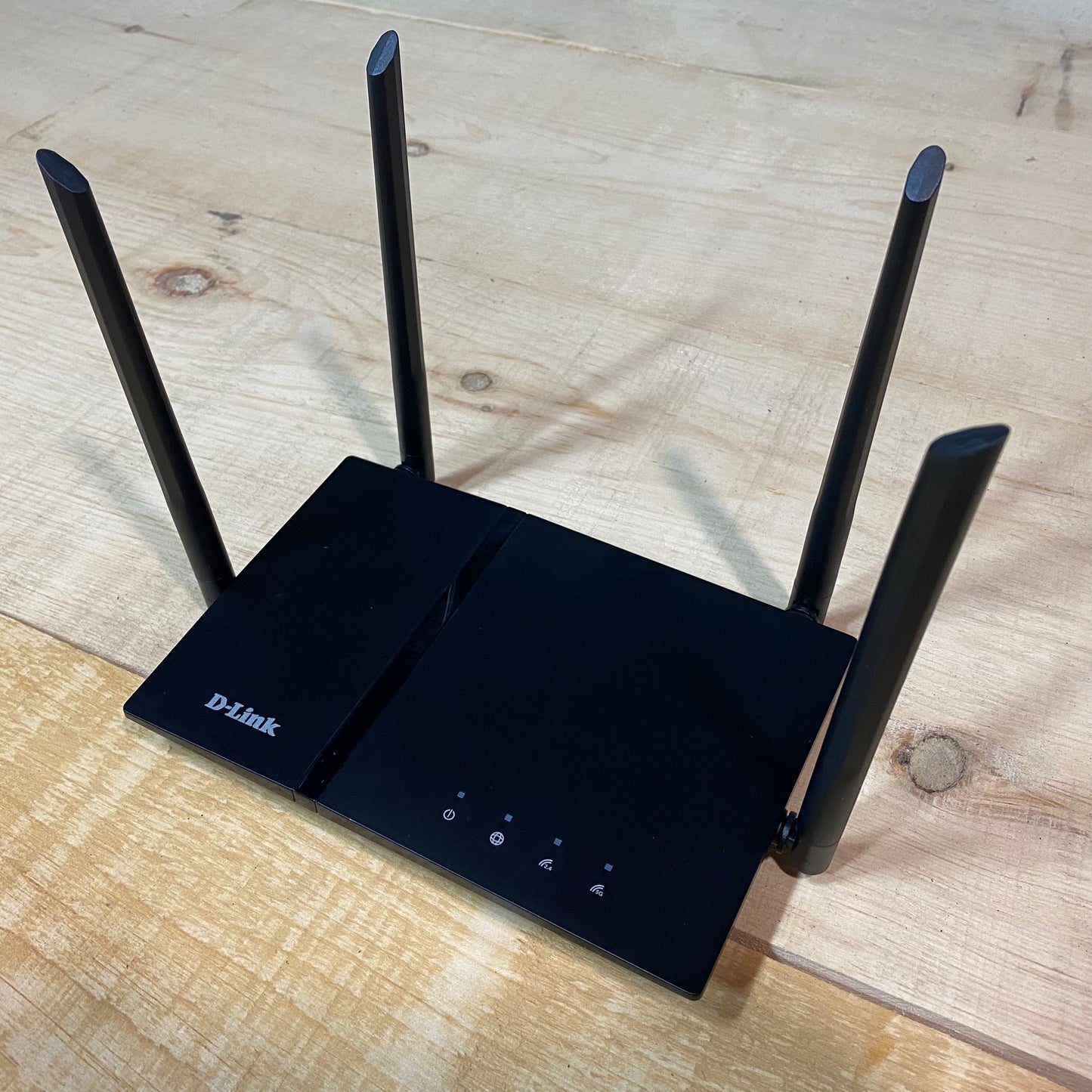 D-Link Wireless DIR-822 AC1200 Gigabit Router with High-Gain Antennas & Power Cable