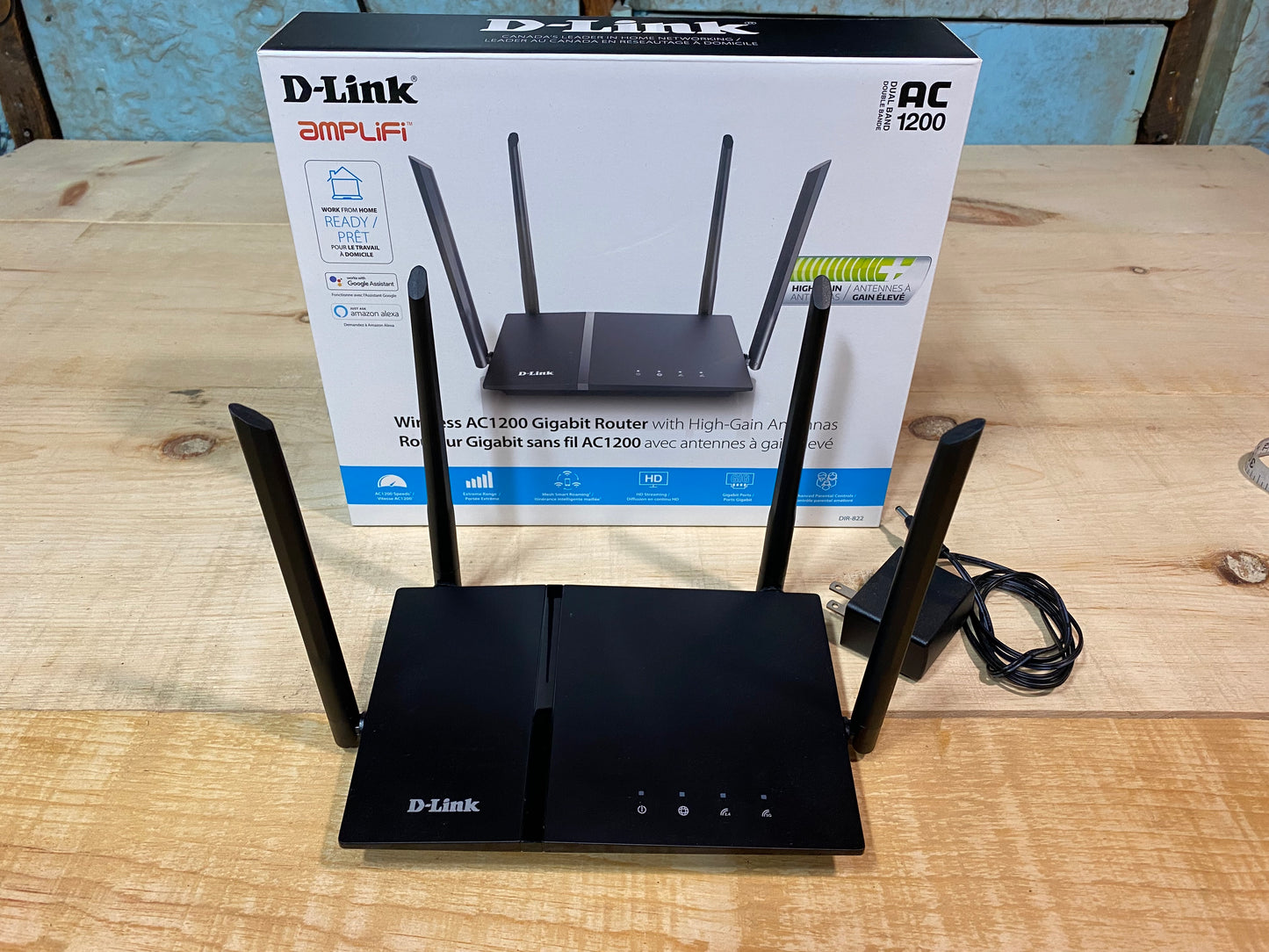 D-Link Wireless DIR-822 AC1200 Gigabit Router with High-Gain Antennas & Power Cable